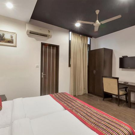 Hotel Oyo 9841 The Vivir 1 Noida Zewnętrze zdjęcie